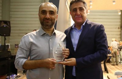 GAZETECİ-YAZAR SAYMAZ, BAYRAKLI BELEDİYESİ STANDINDA OKURLARIYLA BULUŞTU